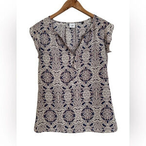 CAbi Women's Cream Blue Damask Flutter Short‎ Sleeve Blouse Small #3074